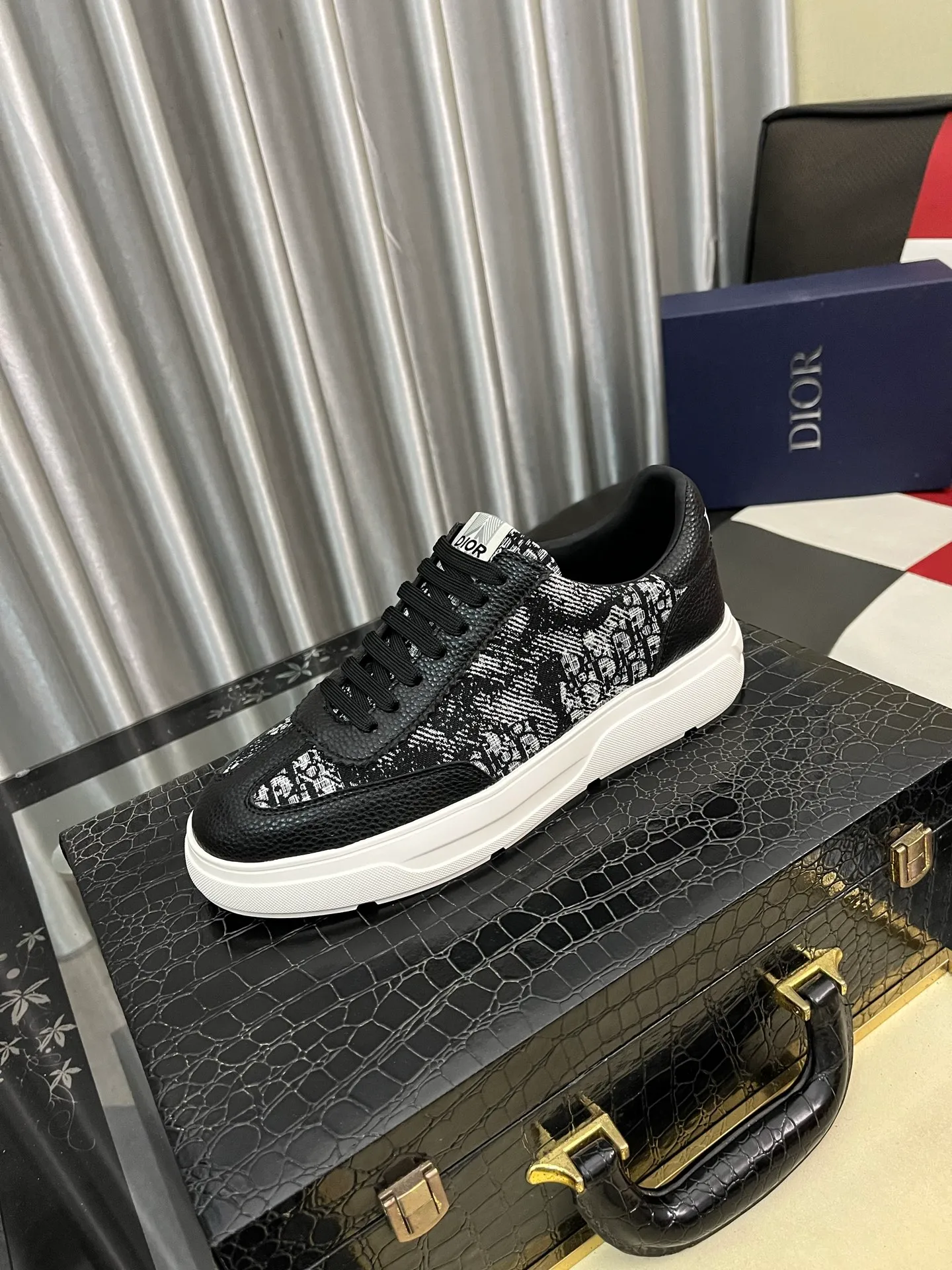 Men's shoes💰: 420⌚️⌚️[Dior] Dior's new men's genuine leather casual shoes, the highest version on the market, any comparison is welcome🆚! The original leather has excellent texture and is super high-end! Fetal sheep net lining imported from Italy, removable pad! Luxurious materials and fine workmanship, highly recommended! Code number: 38-444⃣️Color optional